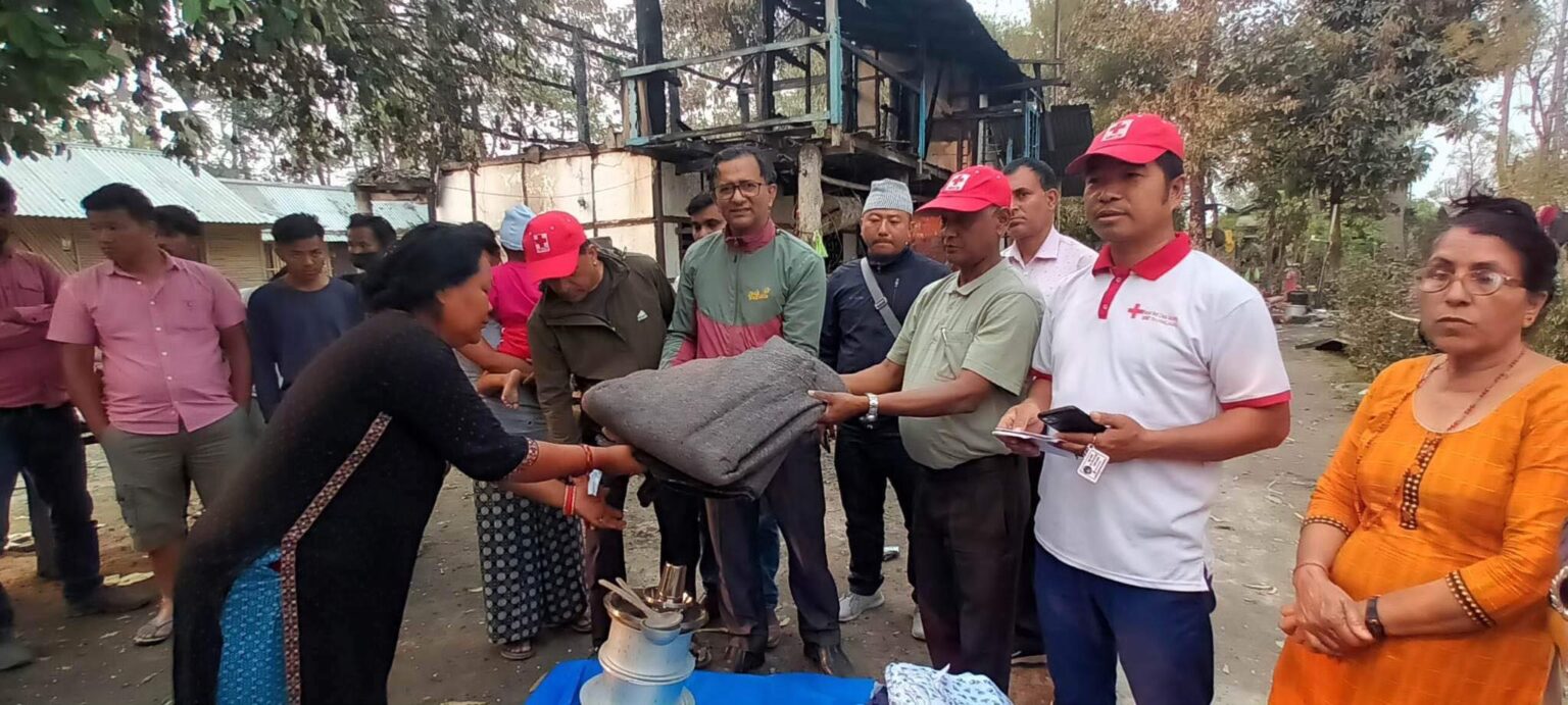 झापाको कमलका आगजनी पीडितलाई रेडक्रस कमलद्धारा राहत सामाग्री वितरण