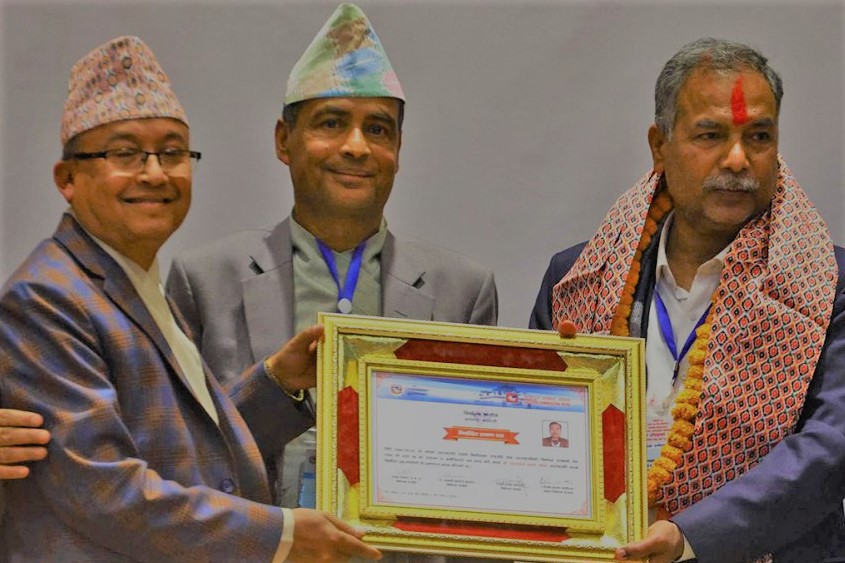 उपराष्ट्रपतिमा विजयी यादवलाई निर्वाचन आयोगले उपराष्ट्रपतिको प्रमाणपत्र प्रदान