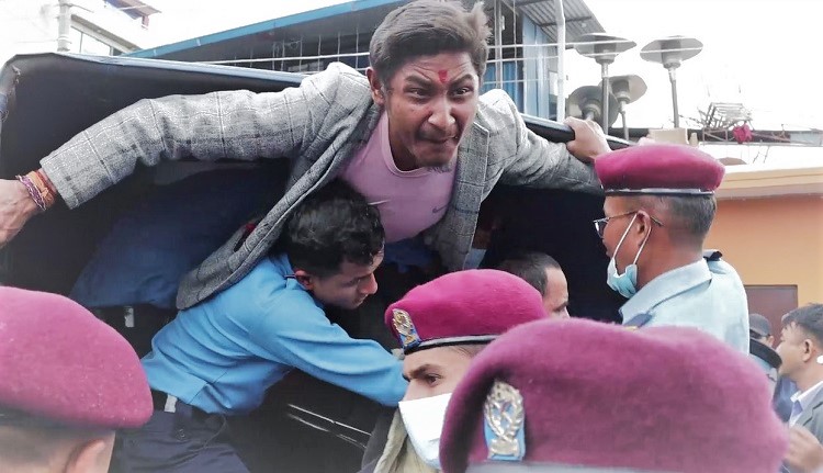 प्रधानमन्त्री दाहालविरुद्ध नाराबाजी गरेको आरोपमा पक्राउ परेका ३ जना जेल चलान