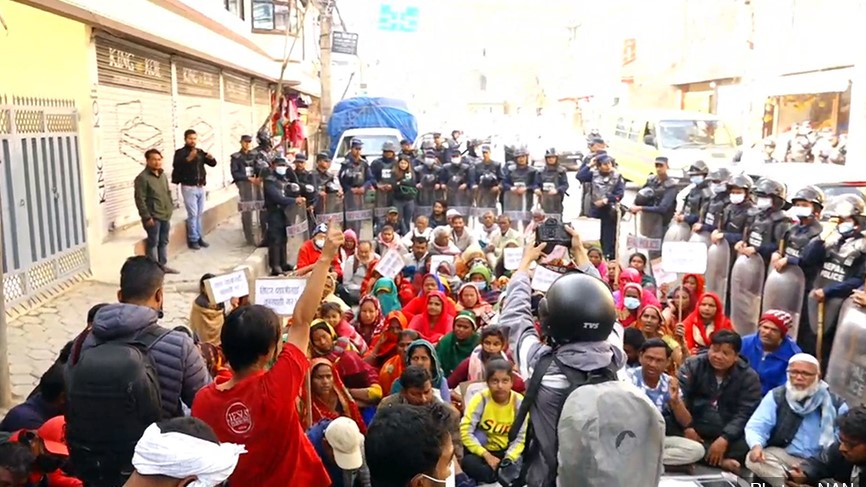 काठमाण्डौको टङ्गालमा मिटरब्याजी पीडितहरुले आज बिहानैदेखि प्रदर्शन सुरु