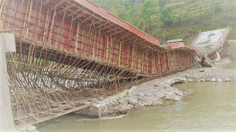 दुई पटकसम्म भाँचिएर अलपत्र परेको पक्की पुल चार वर्षपछि पुनः निर्माण कार्य सुरु