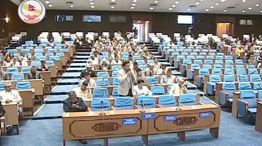 प्रतिनिधि सभा बैठकमा नेपाली कांग्रेस सत्तापक्ष र नेकपा एमाले प्रतिपक्षको बेञ्चमा