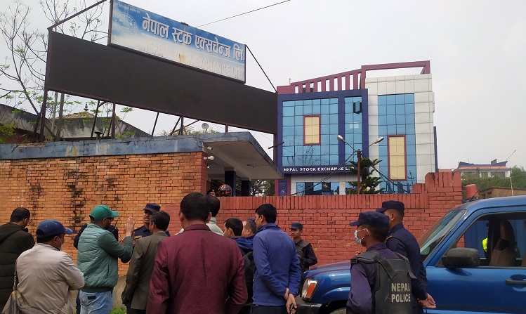 नेप्से कार्यालयमा धर्ना दिन पुगेका लगानीकर्तालाई प्रहरीले पक्राउ गरे
