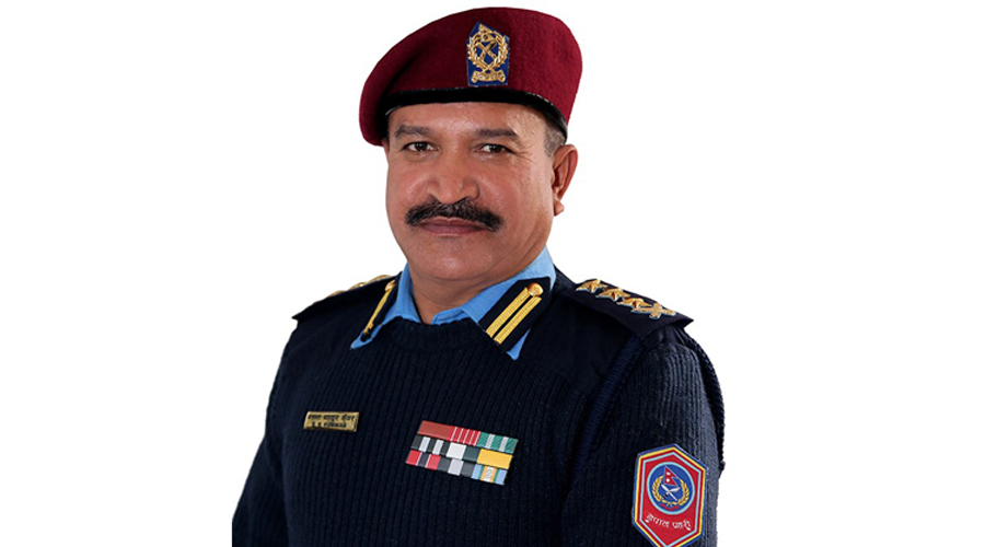 नवनियुक्त प्रहरी कुँवरलाई प्रहरी महानिरीक्षकको दर्ज्यानी चिह्न प्रदान