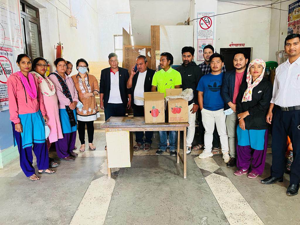 प्युठानका संन्चारक्रर्मी हमालले जन्मदिनको अवसरमा बिरामीलाई फलफूल वितरण