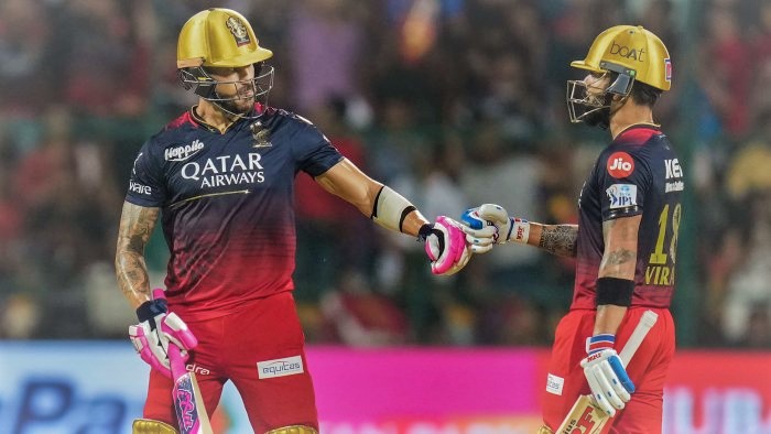 आईपीएल क्रिकेटमा बेङ्लाेरले मुम्बई इन्डियन्सलाई ८ विकेटले हरायो