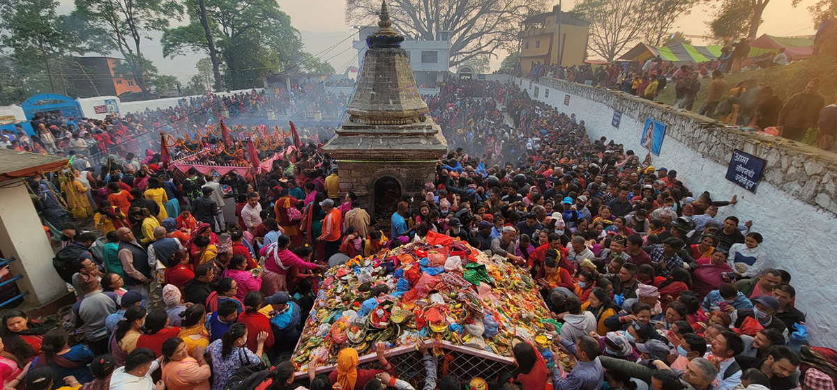काठमाडौँको चन्द्रागिरि मातातीर्थ कुण्डमा स्नान गर्ने र दर्शन गर्ने भक्तजनहरुको घुइँचो