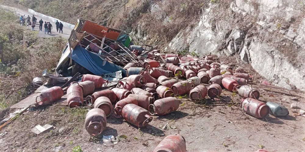 एलपी ग्यास बोकेको ट्यांकर पृथ्वी राजमार्गमा पल्टिँदा १ जनाको मृत्यु