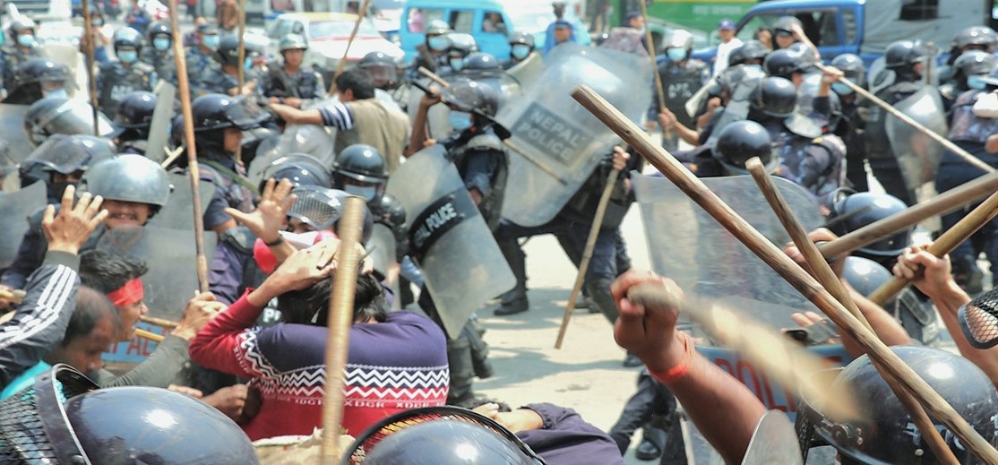 नेपाल प्रहरी र मिटरब्याजपीडितबीच झडप हुँदा ४ जना प्रहरी घाइते