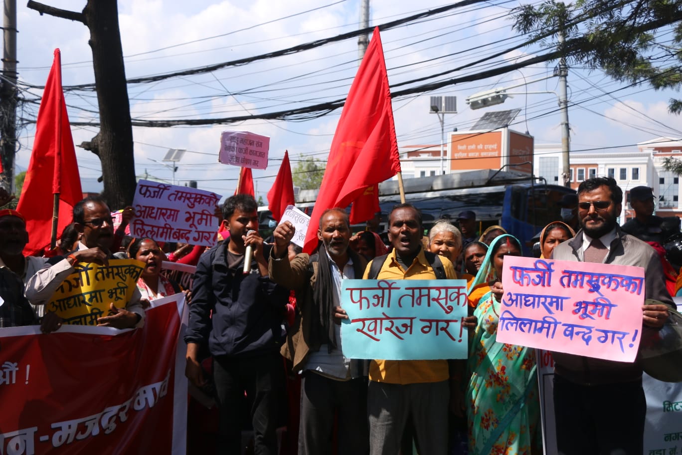 मिटरब्याजपीडितको दोस्रो टोली काठमाडौं,विभिन्न माग राख्दै प्रदर्शन