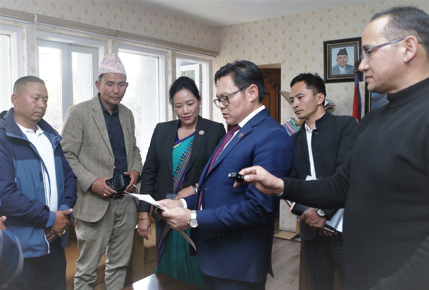 विमानस्थल निर्माण योजनाको फाइल कर्मचारीले अड्काएर राखिदिएको भन्दै मन्त्री किरातीलाई ध्यानाकर्षण