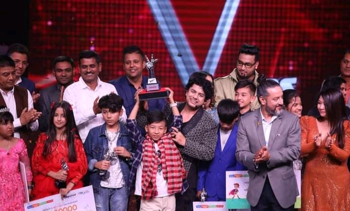 भ्वाइस किड्स सिजन-२ को उपाधि स्पन्दन सुब्बाको हातमा