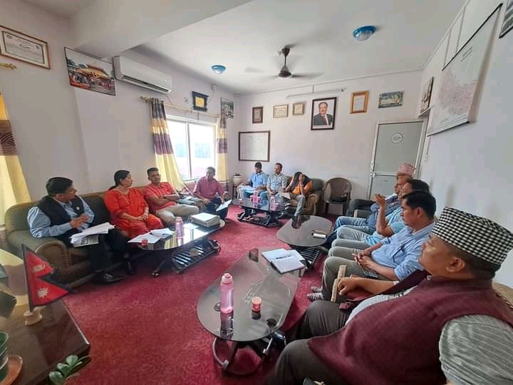 मकवानपुरका विभिन्न क्षेत्रमा खरको छानो बिस्थापन गरि जस्तापाता लगाउने