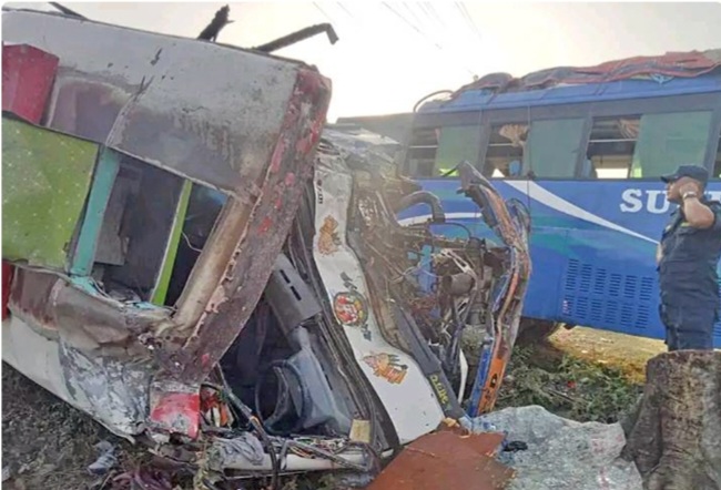 दाङको देउखुरीमा दुईवटा बस ठोक्किदा एक जनाको मृत्यु,२३ जना घाइते