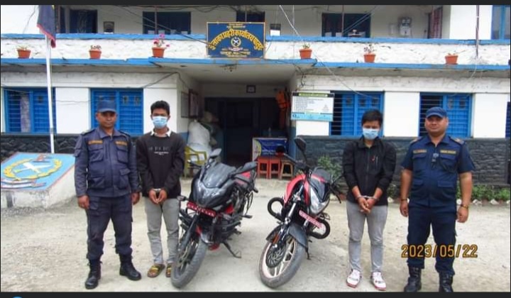 संकास्पद मोटरसाईकल सहि दुई जना युवक प्रकाउ