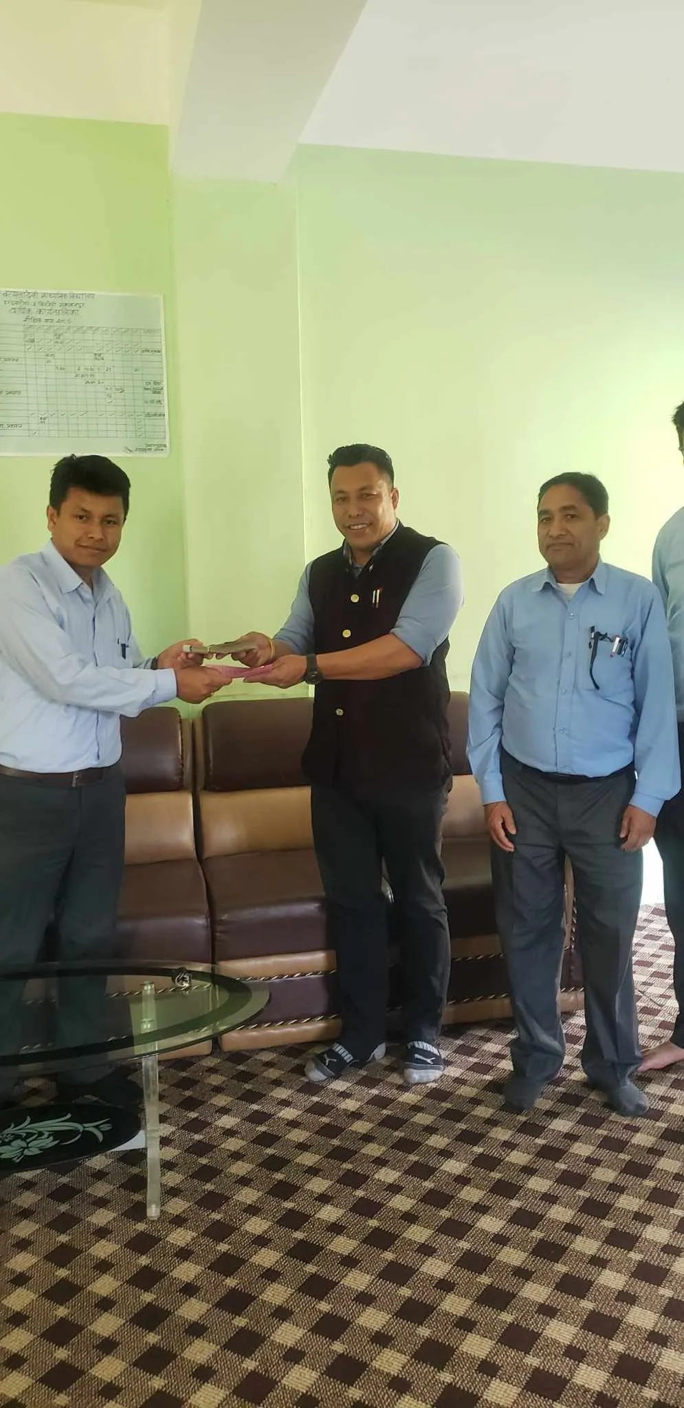 ईन्द्रसरोवर २ का वडा अध्यक्ष श्रेष्ठले बिद्यालयलाई गरे आर्थिक सहयोग