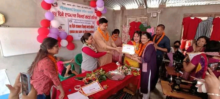 मनहरीमा सीप सिकेका महिलालाई सिलाई मेशिन तथा प्रमाणपत्र हस्तान्तरण