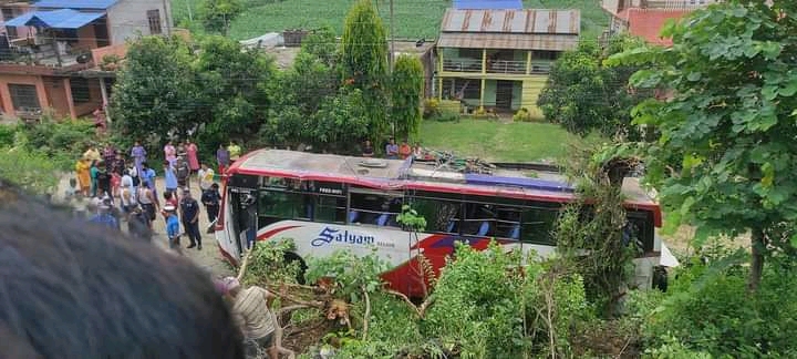हेटौंडा ११मा अनियन्त्रित बस दुर्घटना