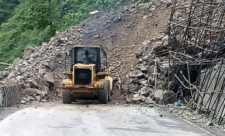 नारायगढ–मुग्लिन सडक दुइतर्फी सञ्चालनमा