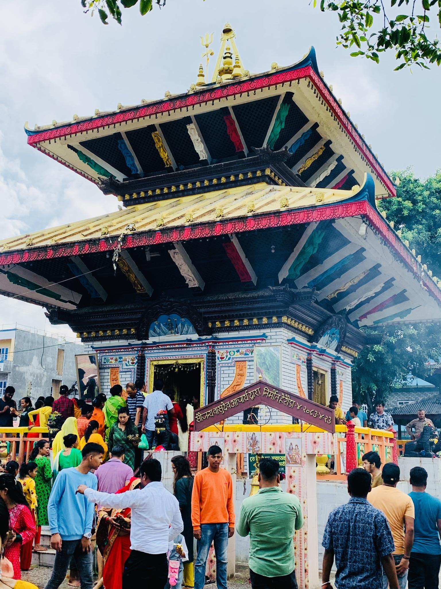 हेटौंडा ४ स्थित पशुपतिनाथ मन्दिरमा भत्तजनको भिड