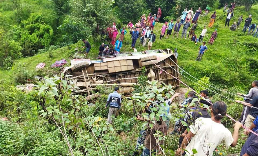 रोल्पा बस दुर्घटना : ४ जनाको मृत्यु , १८ जना घाइते
