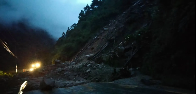 अविरल वर्षाका कारण नारायणगढ-मुग्लिन सडकखण्ड पहिरोले सडक अवरुद्ध