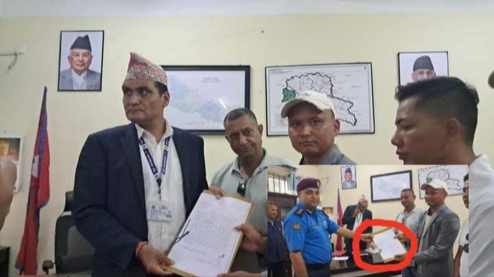 यस.पि रिजालले गरे मर्यादा बिहिन काम,ज्ञापनपत्र एक हातले समाते