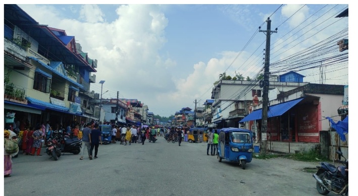 महिलाको मृत्यु भएपछि  शव मेडिकल पसल अगाडि राखेर स्थानीयहरुले  गरे प्रदर्शन