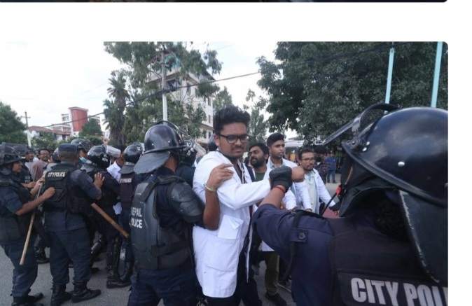 कुटपिटको विरोधमा सडकमा निस्किए डाक्टर