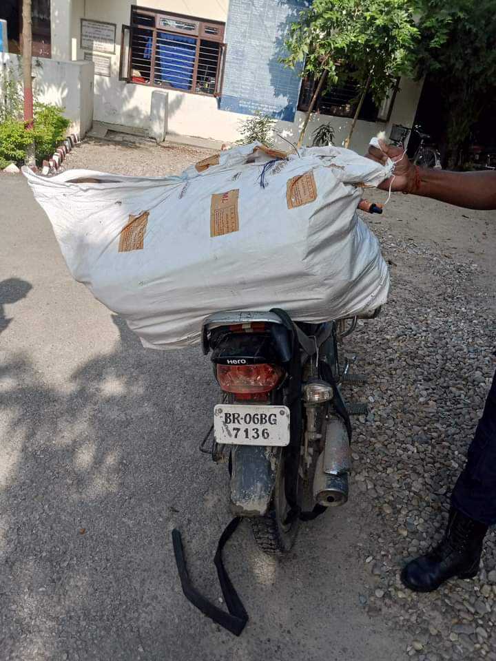 भन्सार छली कपडा ल्याउने क्रममा एक माेटरसाईकल पक्राउ