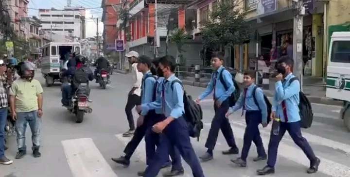 विद्यालय बन्द भएपछि निराश हुँदै घर फर्किए विद्यार्थी