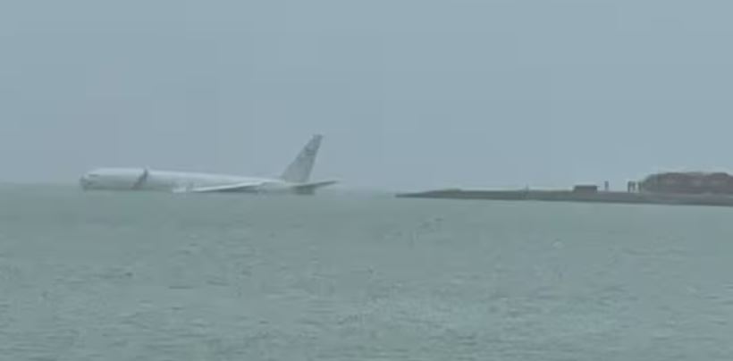 अमेरिकी नौ सेनाको बिमान समुन्द्रमा डुब्यो