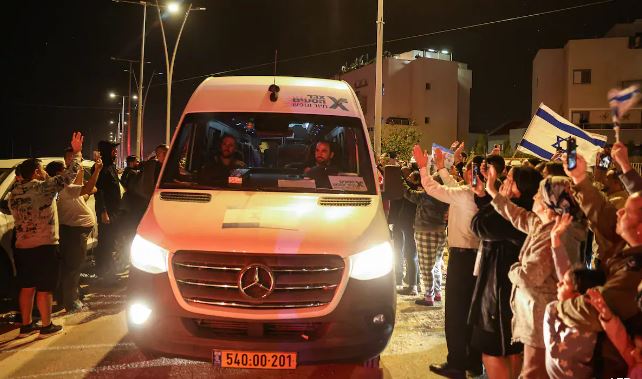 हमासले १७ बन्धकको तेस्रो समूह रिहाइ, हमासले भन्यो, ‘युद्बबिराम अन्तर्गत होइन्’