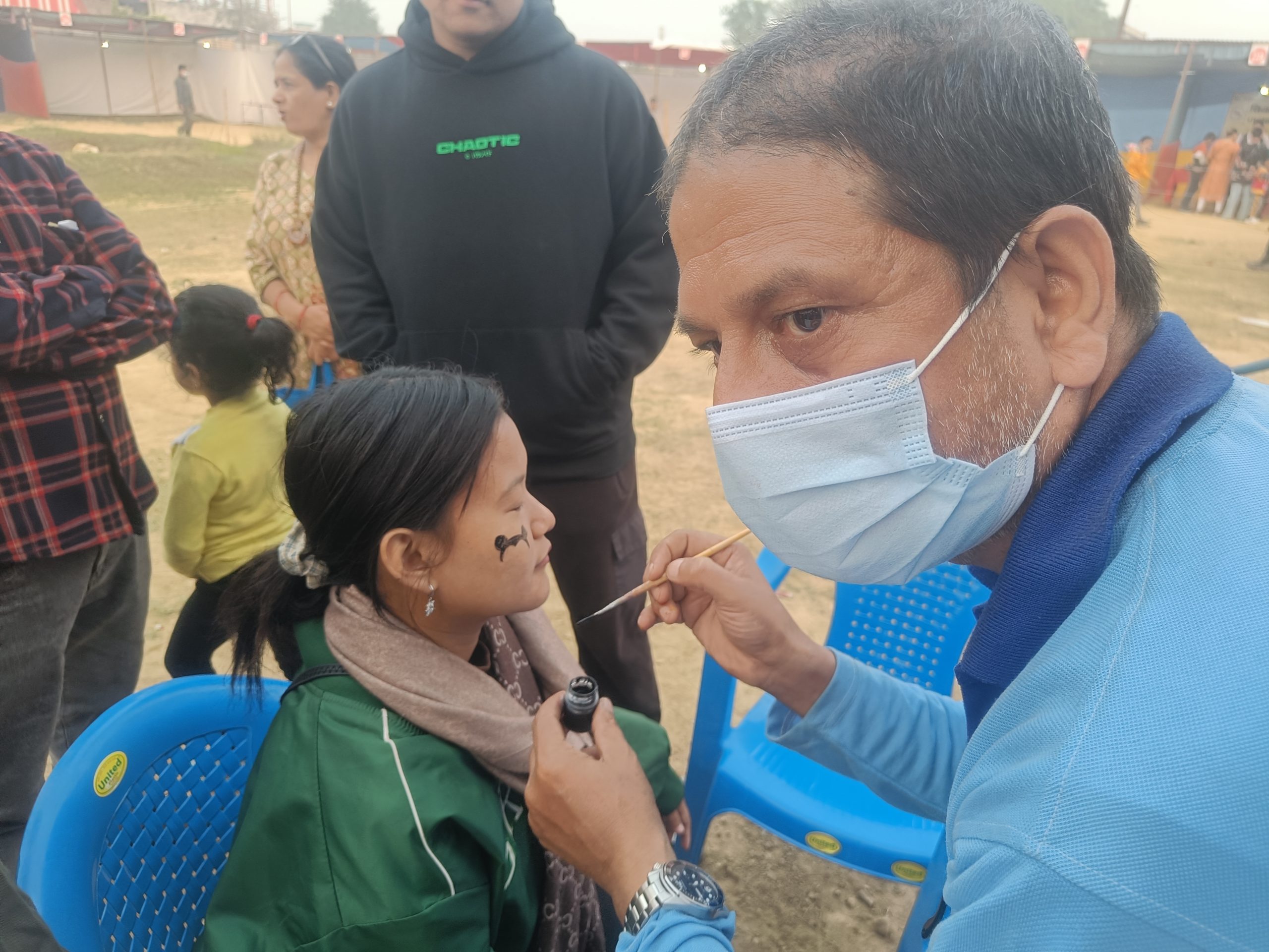 अनुहार रंगाउदै कमर्शीयल आर्टिष्ट संघका चित्रकार