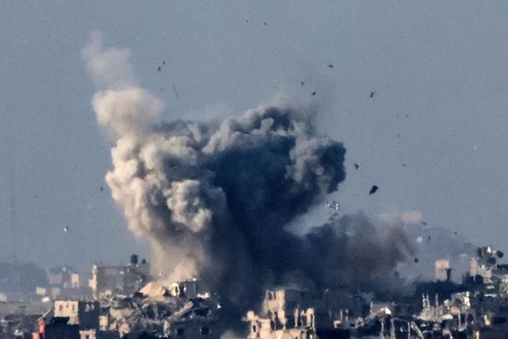 बिष्फोटको धुवाँले दक्षिणी गाजाकाे आकाश धुलोमय