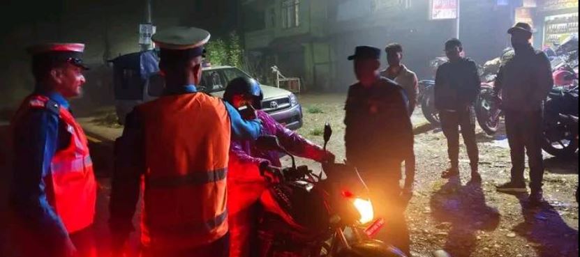 दोलखामा मापसे नियन्त्रण कडाई : डिएसपी महतो स्वयं सडकमा सवारी चेकजाँचमा