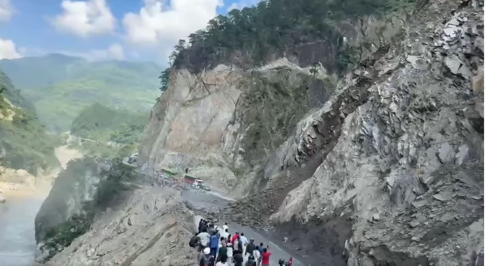 नारायणघाट–मुग्लिन सडकखण्डको तुइनखोलामा फेरि पहिरो, यात्रु बिचल्ली