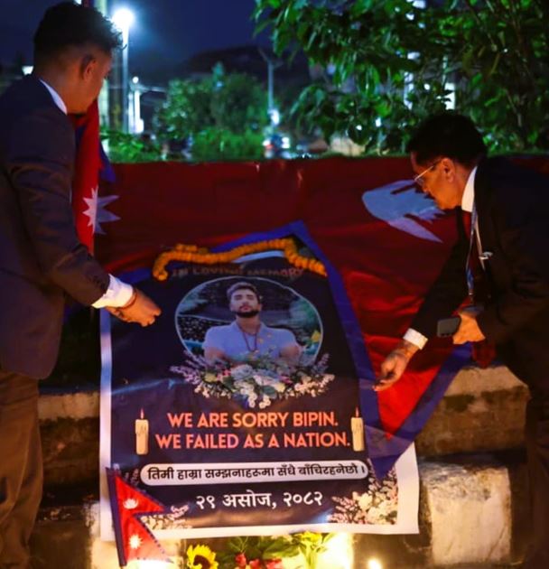 माइतीघरमा दीप प्रज्वलन गर्दै बन्धक विपिन जोशीप्रति श्रद्धाञ्जली, यसै साता नेपाल आइपुग्ने शव