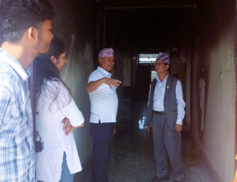 आगलागीले ध्वस्त कृषि विकास कार्यालय चितवनको मन्त्री पौडेलद्वारा स्थलगत निरीक्षण, चाँडै पुनःसञ्चालनको प्रतिबद्धता