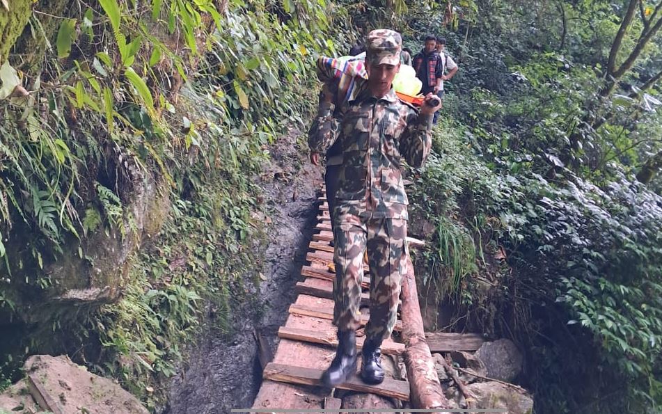 संखुवासभाको दुर्गम गाउँकी बिरामी महिलाको नेपाली सेनाद्वारा सफल उद्धार