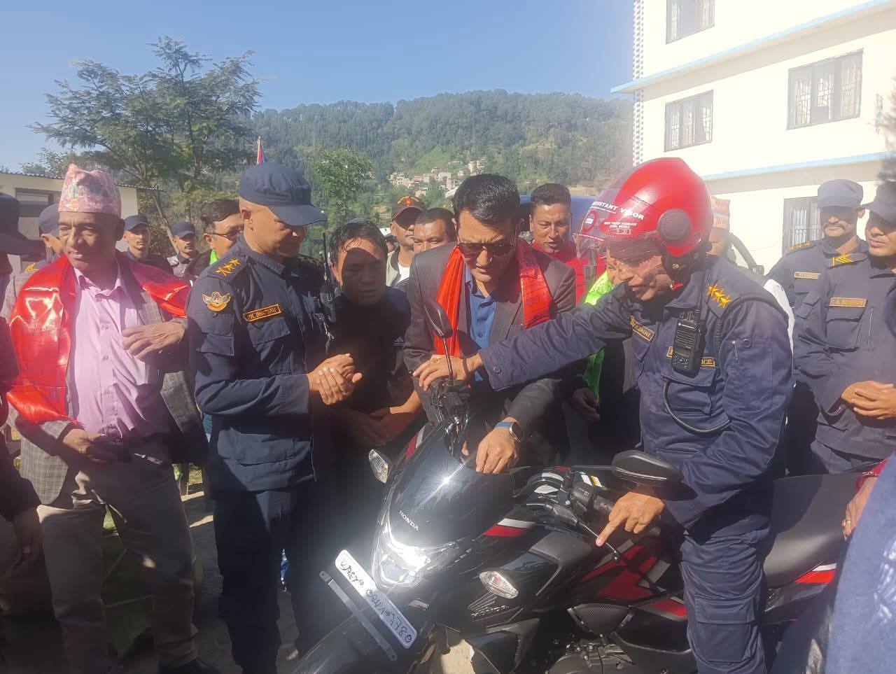 गोकर्णेश्वर नगरपालिकाबाट प्रहरी वृत्त बौद्धलाई दुई मोटरसाइकल र ट्राफिक सामग्री हस्तान्तरण