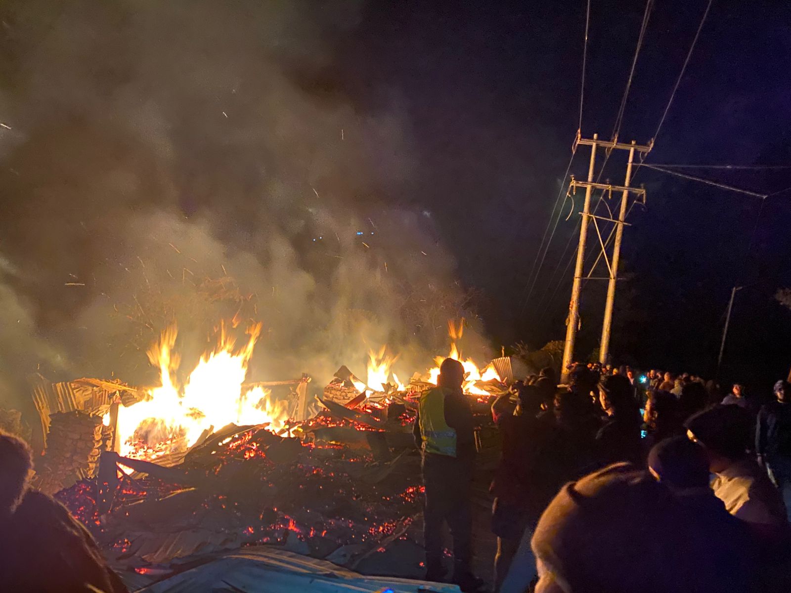 मिक्वाखोला–४ फुङफुङे तेम्बा बजारमा मध्यरात आगलागी, नेपाली सेनासहित सुरक्षाकर्मीको सहकार्यमा नियन्त्रण