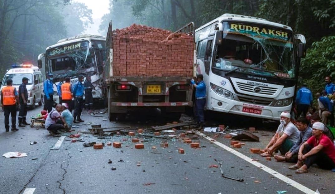 भरतपुरको टिकौली जंगलमा भीषण दुर्घटना : दुई बस र ट्रक ठोक्किँदा ३३ जना घाइते