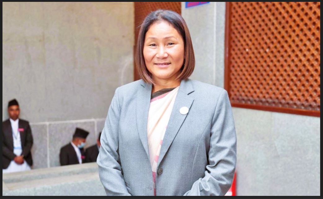 उपसभामुख इन्दिरा रानाद्वारा सरकारी गाडी फिर्ता, ट्याक्सी चढेर बाहिरिइन्