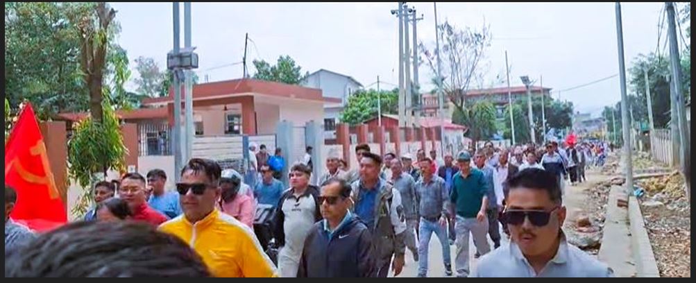 केपी शर्मा ओली पक्राउपछि नेपाल कम्युनिष्ट पार्टी (एमाले) को देशव्यापी आन्दोलन तीव्र, हेटौंडा मा सडक प्रदर्शन