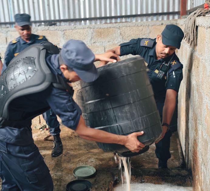 हेटौँडामा अवैध घरेलु मदिरा भट्टीमा प्रहरी छापा, ९ हजार लिटर मदिरासहित ४ जना पक्राउ