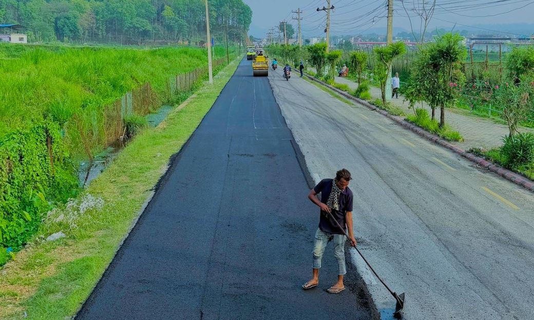 ७२ वर्ष पुरानो कान्ति लोकपथ निर्माणमा तीव्रता: कालोपत्रे सहित स्तरोन्नतिको काम अगाडि बढ्दै