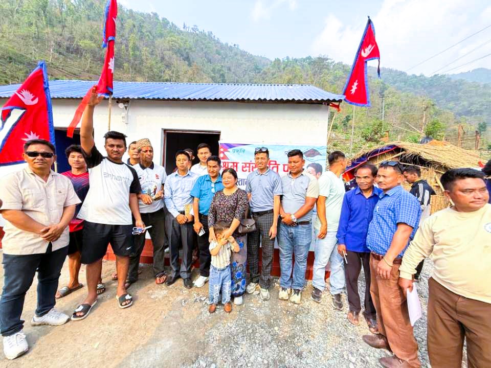 हिजो राक्सिराङ–३ मा आगलागी पीडित चेपाङ परिवारलाई नयाँ घर हस्तान्तरण