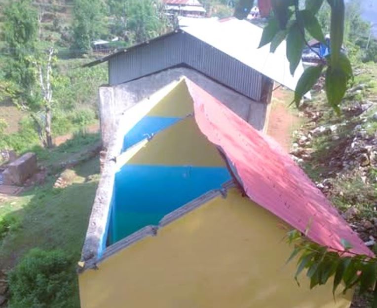 हावाहुरीले उडायो विद्यालयको छाना, मकवानपुरको लिक्चेमा पठनपाठन प्रभावित