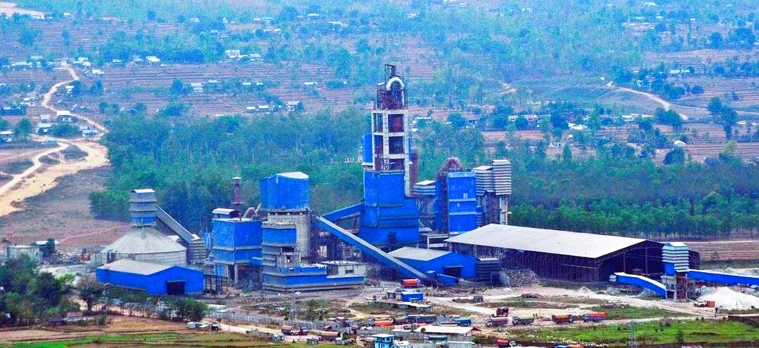 शिवम् सिमेन्ट उद्योगविरुद्ध स्थानीय आक्रोश: जनस्वास्थ्यमा खेलवाड गरेको आरोप, सार्वजनिक सुनुवाइको घोषणा